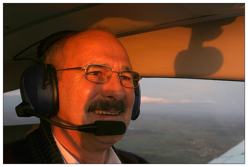 <b>Robert Bacher</b> beim abendlichen Heimflug in seiner Beech A23 Musketeer D-EMNU - Pilotenportrait-2
